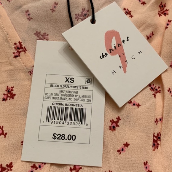 (XS)- The Nines by HATCH Sleeveless V-Neck Tank Top‎ - Picture 7 of 8